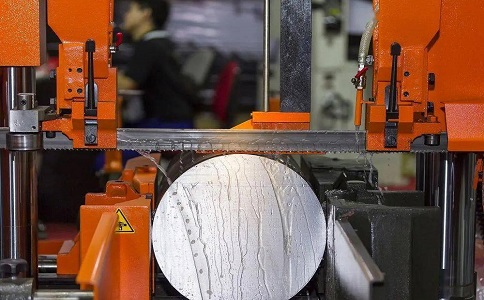 凭祥立式金属带锯床切削出现跑带故障解决方法！